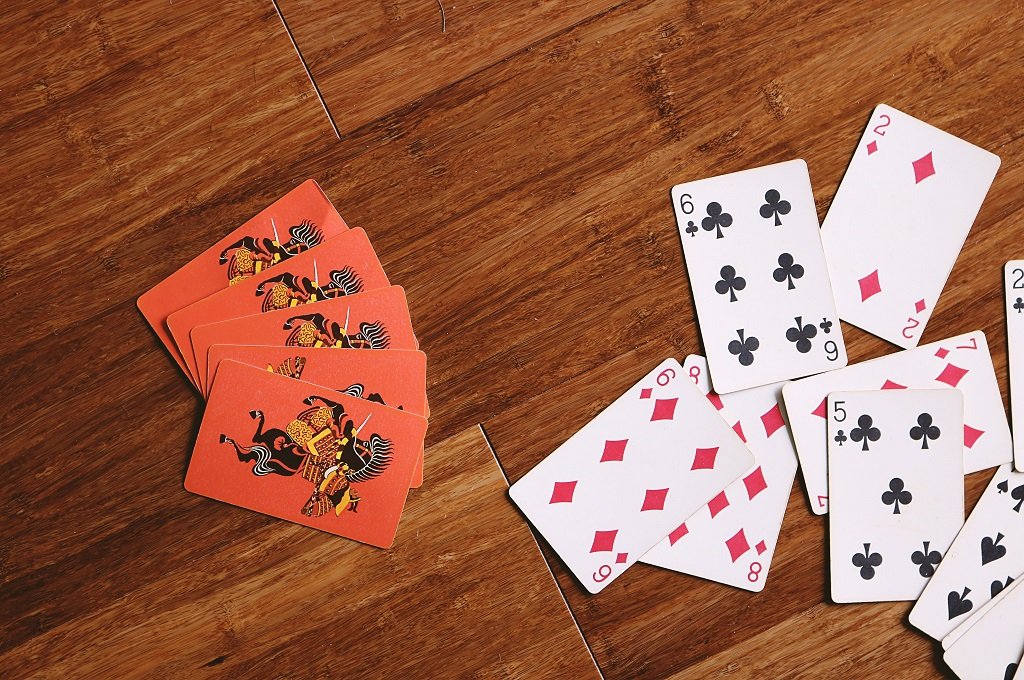 What Makes Online Social 3D Multiplayer Card Games Exciting